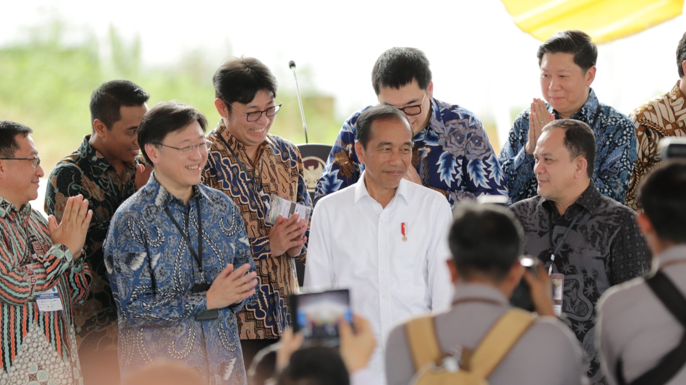 ASTRA BIZ -- Presiden RI, Joko Widodo (tengah) bersama Direktur Astra Rudy (kedua kiri) dan Chief of Corporate Affairs Astra Riza Deliansyah (kanan), usai meresmikan groundbreaking Astra Biz Center-IKN oleh Astra di Ibu Kota Nusantara.