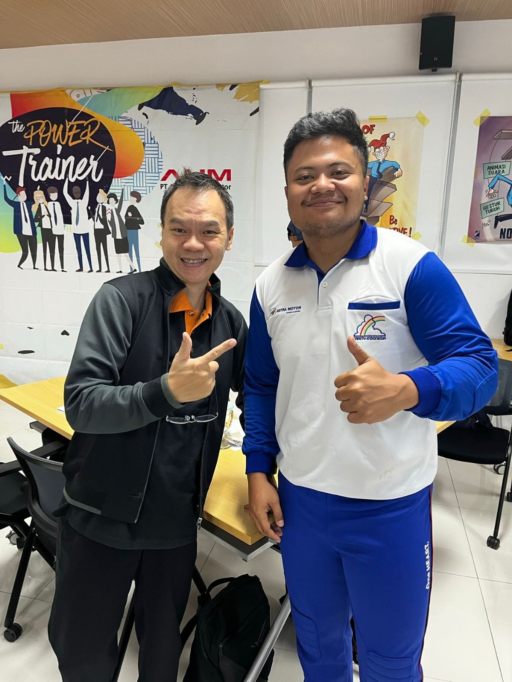 CARI AMAN -- Instruktur Safety Riding Astra Motor Sulsel, Oging Adria Fitra Sakti (kanan) bersama Sandy, salah seorang trainer lainnya usai memberikan materi tentang bagaimana Cari_Aman saat berkendara atau menyalip kendaraan lainnya dengan aman.