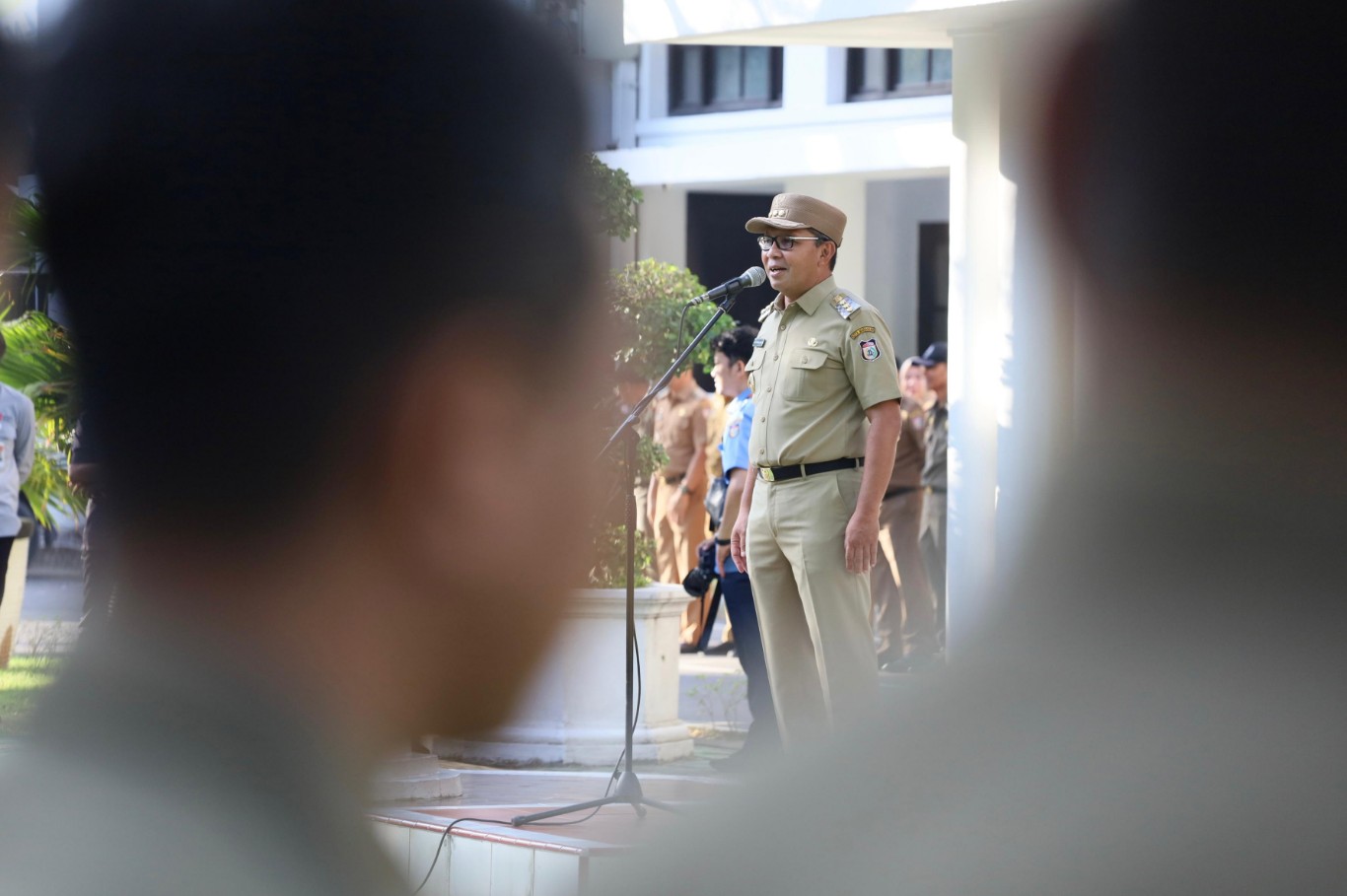 ist MOTOR--Wali Kota Makassar Moh Ramdhan Pomanto saat memimpin apel pagi di Halaman Kantor Balai Kota Makassar, Senin (10/6). Danny sapaan wali kota berencana membeli motor sampah listrik untuk dibagikan ke RW.