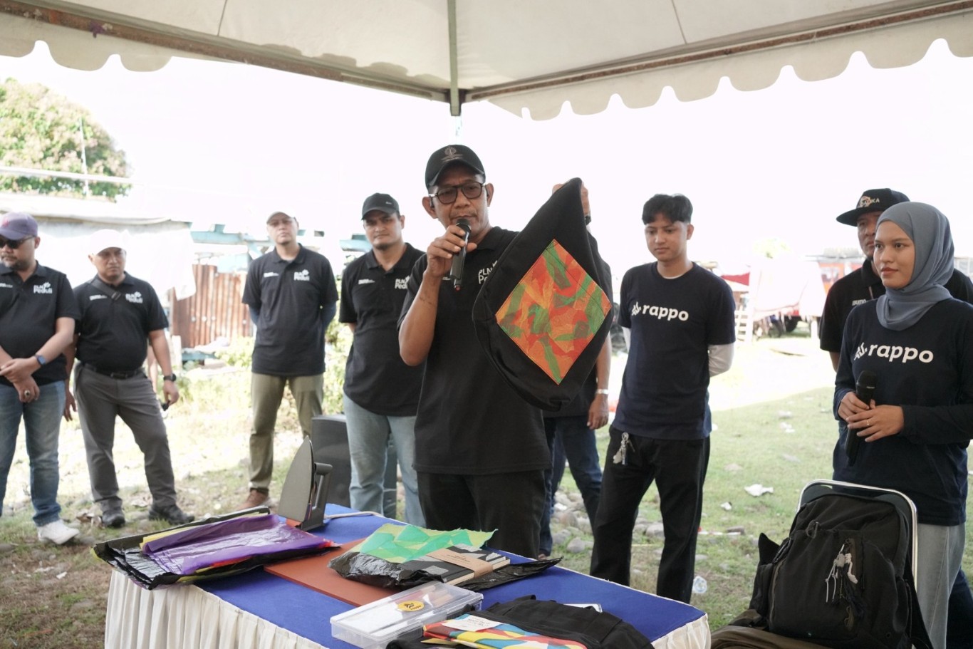 DAUR ULANG -- General Manager PLN UID Sulselrabar, Moch. Andy Adchaminoerdin saat mengunjungi workshop daur ulang sampah di Pantai Barombong,  (5/6). 