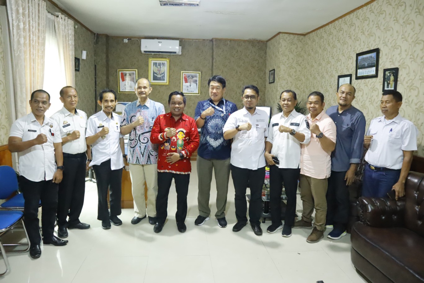 FOTO BERSAMA -- Pj Bupati Jeneponto, Junaedy Bakri (lima dari kiri) foto bersama perwakilan JICA saat tim dari negeri Jepang ini saat melakukan kunjungan kerja ke Kabupaten Jeneponto.