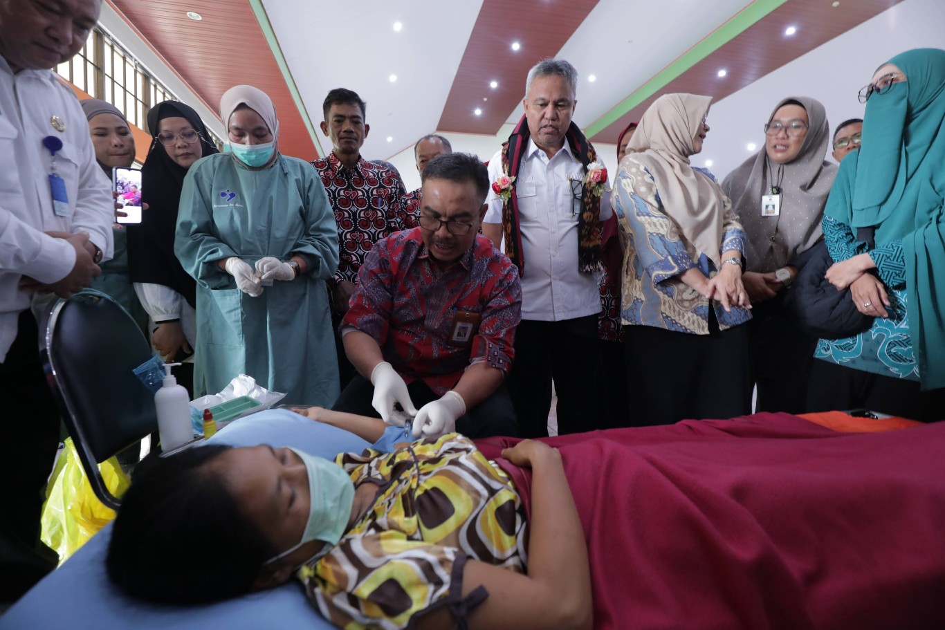 GENZI -- Kepala BKKBN, Hasto Wardoyo didampingi Bupati Lutim, Budiman sedang berdialog dengan salah seorang ibu hamil usai pembentukan Genzi yang digagas PT Vale Indonesia untuk mendukung penurunan stunting di Lutim.