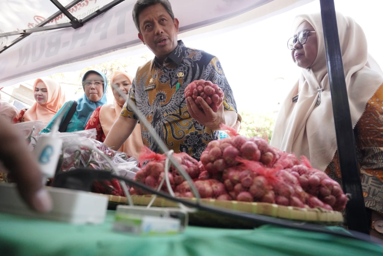 int GPM--Pj Sekprov Sulsel, Andi Muhammad Arsjad saat meninjau Gerakan Pangan Murah yang digelar Dinas Ketahanan Pangan Provinsi Sulsel di Jalan Seroja, Kelurahan Kampung Buyang, Kecamatan Mariso, beberapa waktu lalu.