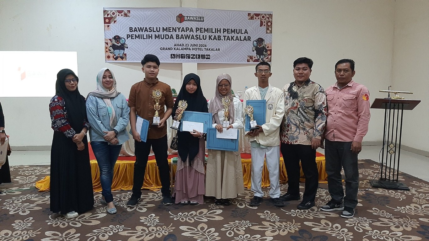 HADIAH -- Para pemenang lomba video pendek dan ranking 1 yang digelar Bawaslu Takalar foto bersama usai dilakukan penyerahan hadiah.