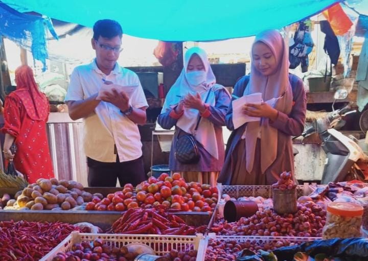 int MENGECEK--Pemkota Makassar melalui Dinas Perdagangan setiap hari turun melakukan pemantauan harga bahan pangan di sejumlah pasar tradisional. Ini dilakukan untuk mengendalikan harga pangan.