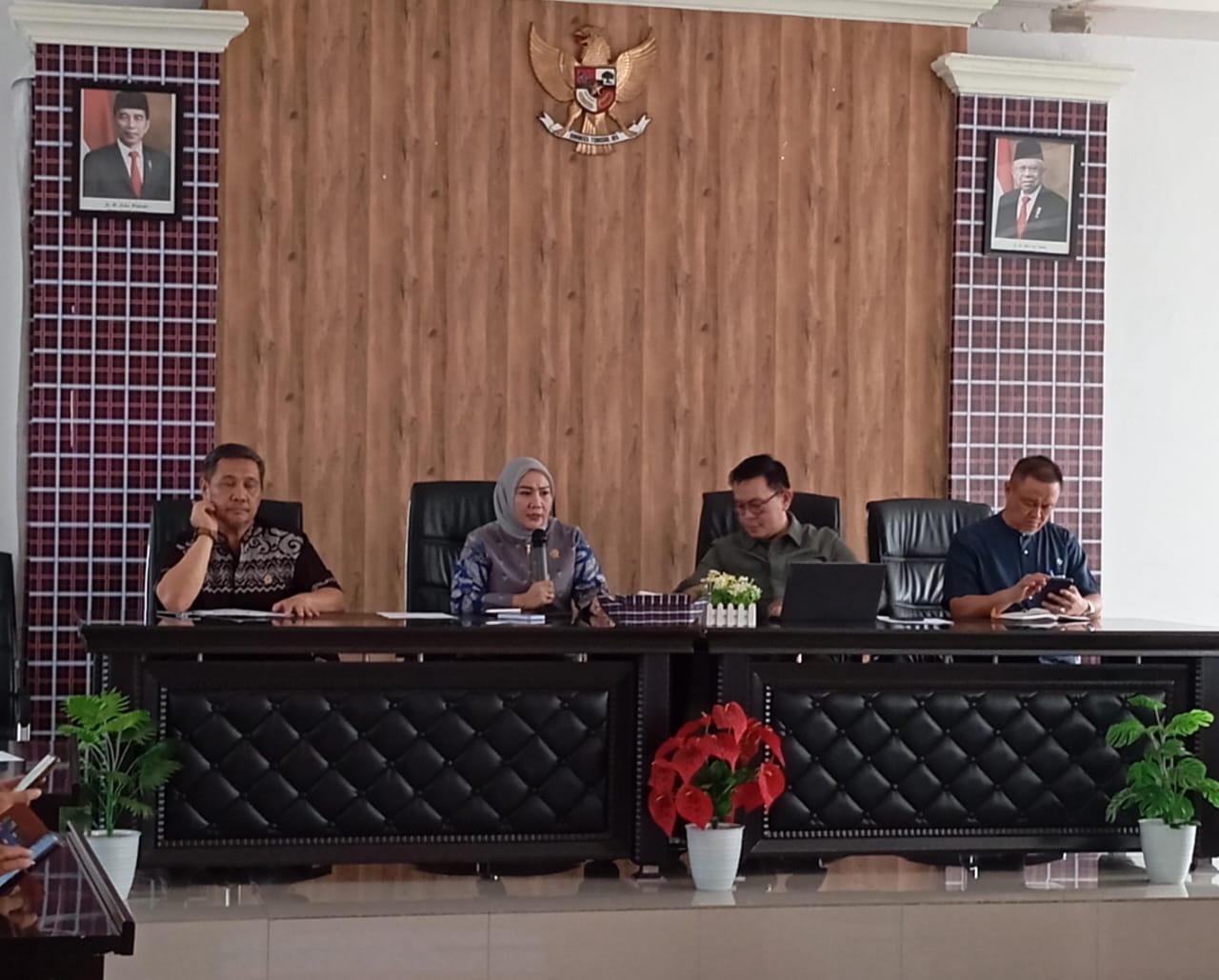 DIALOG -- Ketua DPRD Provinsi Sulbar, Dr Hj Sitti Suraidah Suhardi didampingi Ketua Komisi I DPRD Sulbar, Andi Muslim Fattah melakukan dialog ketika melakukan kunjungan kerja ke Kabupaten Polman.