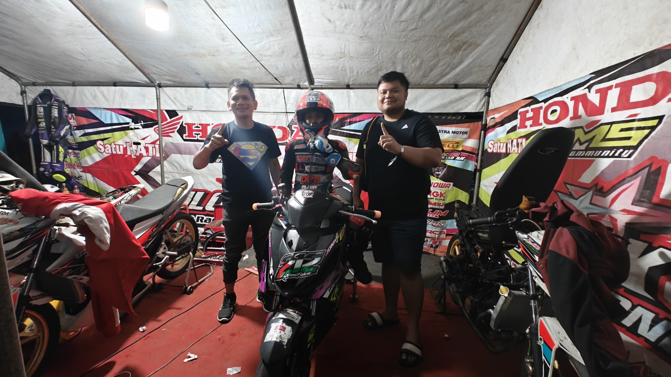 KEJURNAS -- Instruktur Safety Riding Astra Motor Sulawesi Selatan, Oging (kanan) bersama salah seorang pebalap dan Lilo saat ikut memantau Antajaya Night Race Kejurnas Motoprix Regional D Putaran II, di Sirkuit Ratona Motor Sport Palopo.