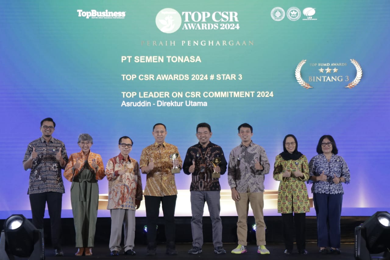 PENGHARGAAN -- Direktur Utama PT Semen Tonasa, Asruddin, diwakili GM Komunikasi dan LGRCS, Muh Akhdarisa (empat dari kiri), saat menerima penghargaan sebagai Top Leader On CSR Commitment Tahun 2024.