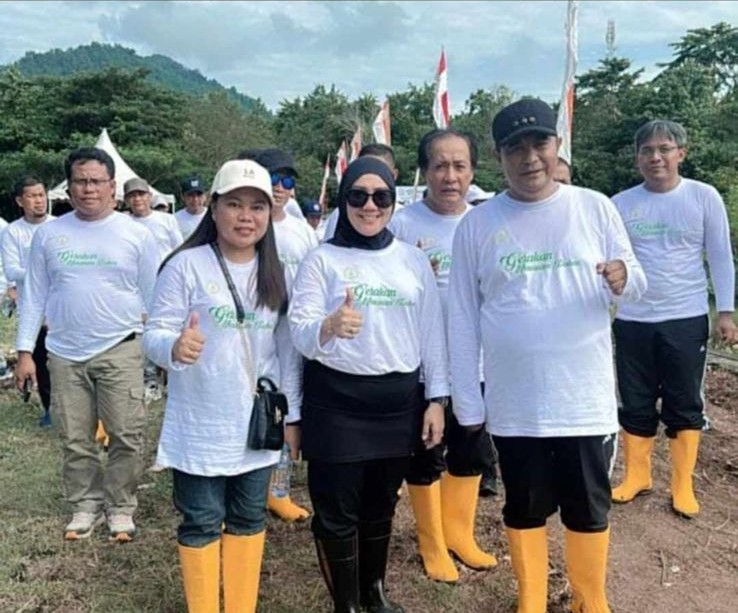 PENANAMAN POHON -- Ketua DPRD Sulbar, Hj St Suraidah Suraidah (tengah) bersama Pj Gubernur Sulbar, Bahtiar Baharuddin usai melakukan jalan santai dan penanaman pohon sukun di sekitar kantor DPRD Sulbar, Minggu (2/6)