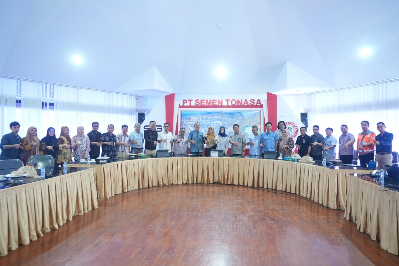 KUNJUNGAN KERJA -- Direktur Operasi PT Semen Tonasa, Mochamad Alfin Zaini, didampingi para pejabat Band 1 serta Band 2 Semen Tonasa foto bersama dengsn Ketua Komisi D DPRD Sulsel, Rachmatika Dewi Yustitia Iqbal bersama rombongan di Ruang Rapat Lantai 6 Kantor Pusat PT Semen Tonasa, saat melakukan kunjungan kerja di pabrik semen terbesar dan tertua di Indonesia Timur tersebut.
