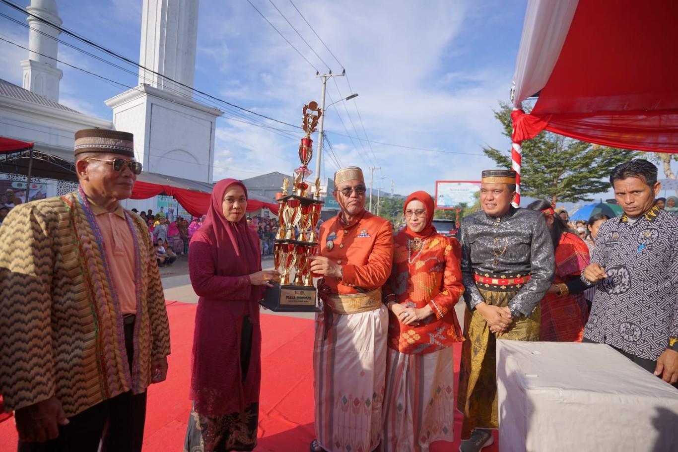 PIALA BERGILIR -- Bupati Luwu Timur, Budiman, didampingi Director External Relations PT Vale, Endra Kusuma, menyerahkan piala bergilir kepada pemenang Lomba Desa dan Sekolah Bebas Jentik.