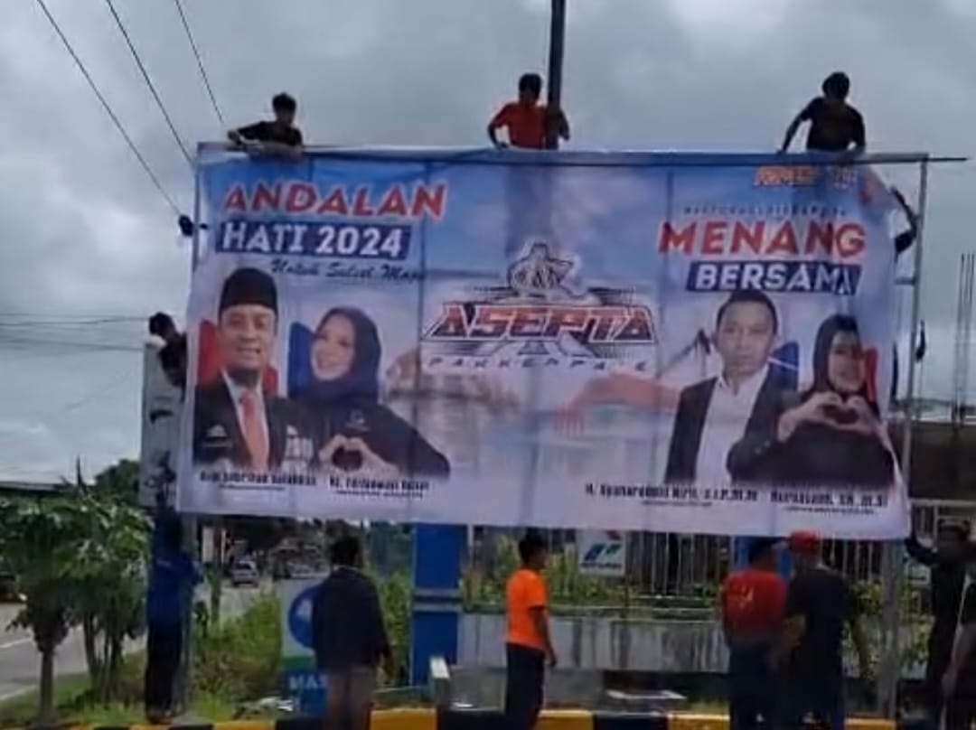 IST SUKARELA MEMASANG--Warga sukarela memasang baliho bergambar bakal calon bupati dan wakil bupati Sidrap Syaharuddin Alrif-Nurkana'ah disejumlah tempat