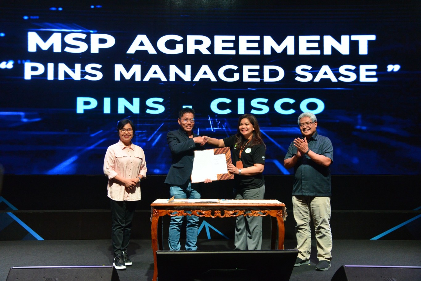 PELUNCURAN -- Direktur Enterprise & Business Service Telkom Indonesia, FM Venusiana R (kiri), Direktur Network & IT Solution Telkom Indonesia Herlan Wijanarko (kanan), President Director PINS Indonesia Roberto Surya Negara (dua dari kiri), dan Managing Director Cisco Indonesia Marina Kacaribu (dua dari kanan) saat peluncuran produk terbaru PINS Managed SASE di Jakarta, Selasa (4/6).