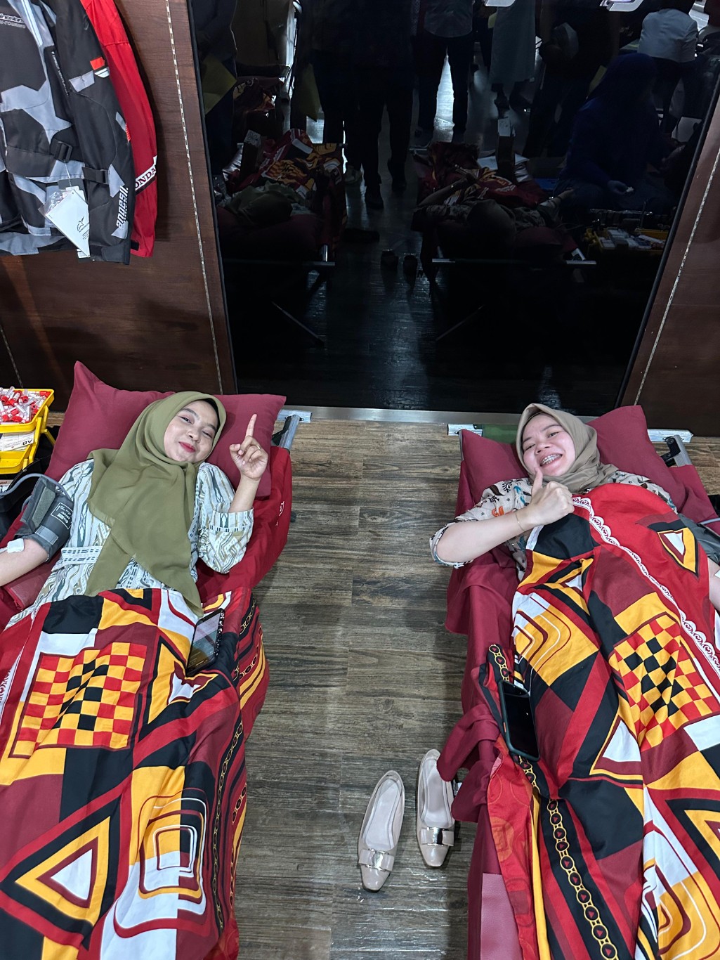 ANTUSIAS -- Karyawati Astra Motor Sulawesi Selatan tampak begitu antusias melakukan donor darah.