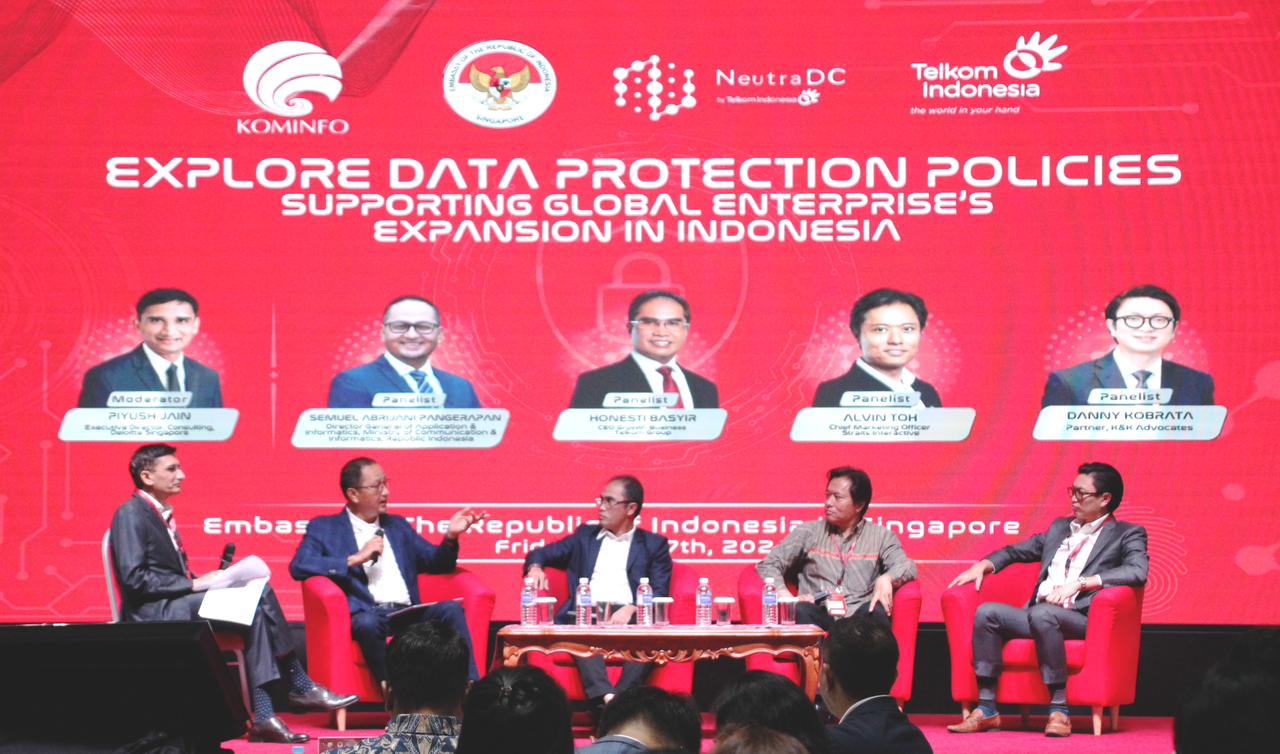 DISKUSI PANEL -- Dirjen Aptika Kemenkominfo, Semuel Abrijani Pangerapan (dua dari kiri) dan Direktur Group Business Development Telkom Honesti Basyir (tengah) saat menjadi panelis dalam sesi diskusi panel yang digelar NeutraDC bersama KBRI Singapura bertajuk 'Explore Data Protection Policies Supporting Global Enterprise’s Expansion in Indonesia' di KBRI Singapura, Jumat (7/6).