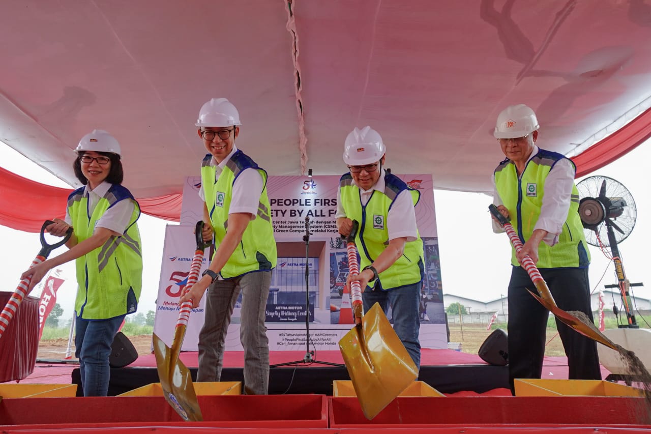 SAFETY RIDING -- Chief Executive Astra Motor, Robien Tony (dua dari kanan) bersama sejumlah direksi dan komisaris Astra Motor melakukan peletakan batu pertama pembangunan Astra Motor Safety Riding Center Jawa Tengah, Sabtu, 8 Juni 2024..