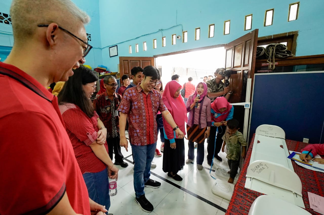 POSYANDU -- Chief Executive Astra Motor, Robien Tony bersama Finance & Administration Division Head Astra Motor, Linda Yunita Harjo, mengunjungi salah satu Posyandu binaan Astra Motor.