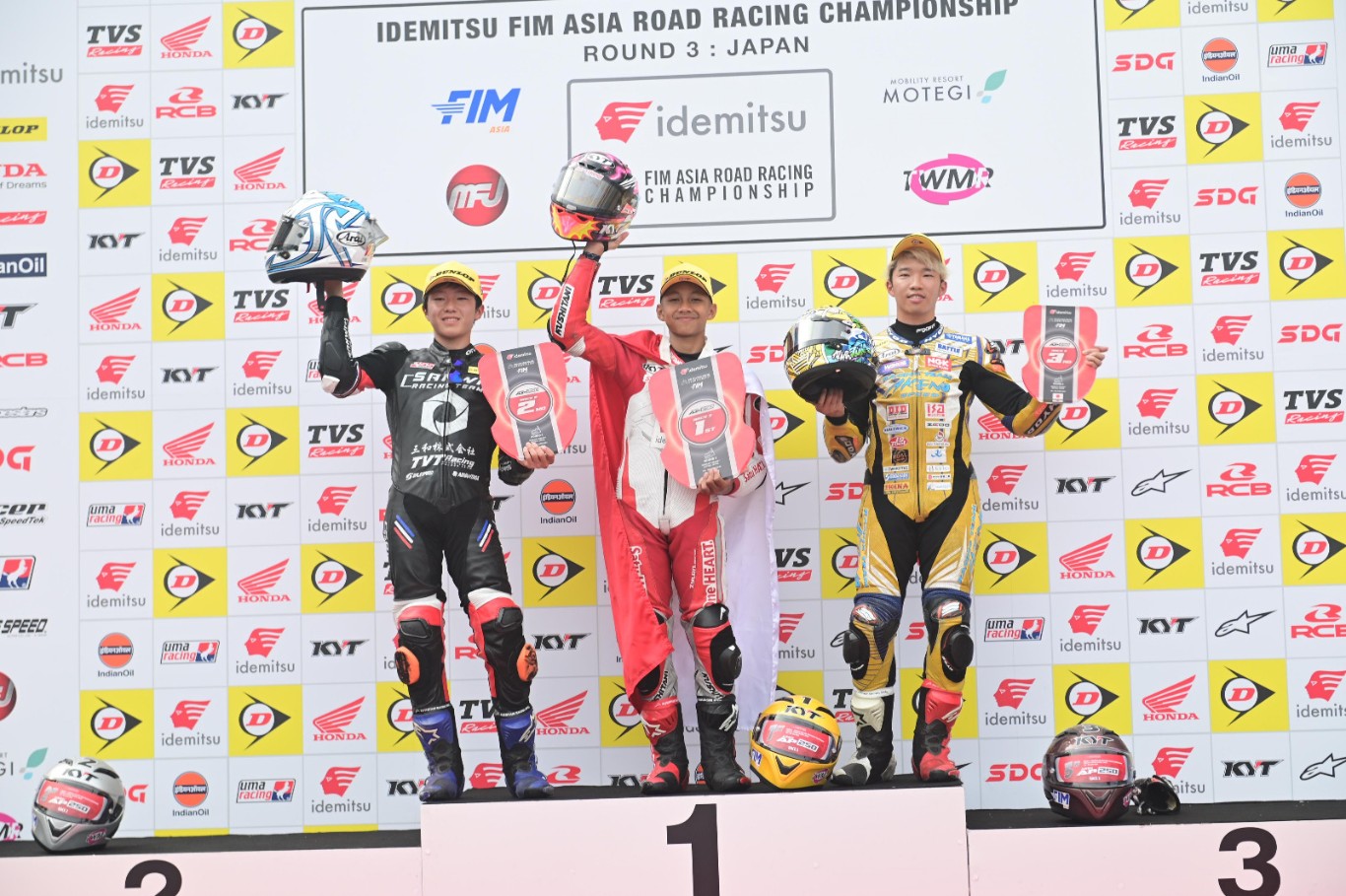 PODIUM -- Pebalap andalan AHRT tersenyum puas setelah berhasil menempati podium pertama.