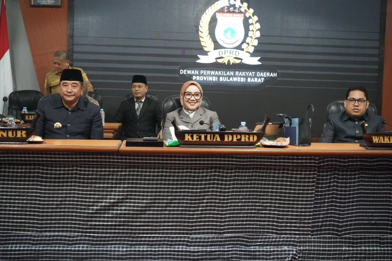 PIMPIN RAPAT -- Ketua DPRD Sulbar, Dr Hj St Suraidah Suhardi didampingi Wakil Ketua III DPRD Sulbar, Abdul Rahim dan Pj Gubernur Sulbar, Bahtiar Baharuddin, ketika memimpin rapat paripurna penyampaian laporan komisi-komisi terhadap temuan BPK.