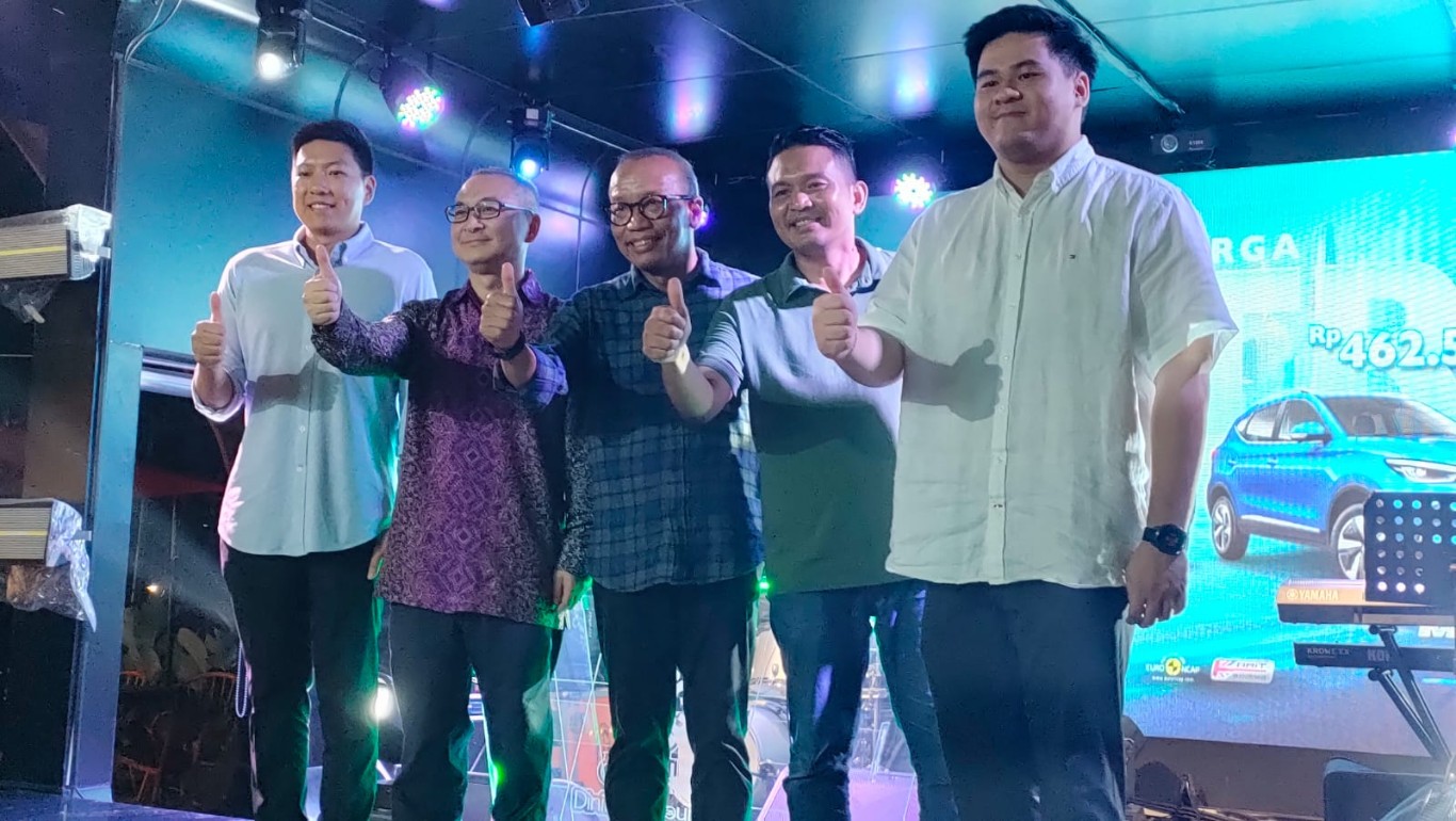 FOTO BERSAMA -- Kiri ke kanan: Direksi Galesong Group, Felix Tandiawan, Vice President MG Indonesia, Frank Zhou, CEO Automotive Galesong Group, Endro Nugroho, General Manager MG Sinar Galesong Automobil, Sudarmadji Madani, dan Direksi Galesong Group, Jason Purnama, foto bersama sesaat sebelum melaunching dua varian baru dari MG, yakni MG ZS EV (listrik) dan MG VS HEV (hybrid), di kawasan Pantai Akkarena Makassar.