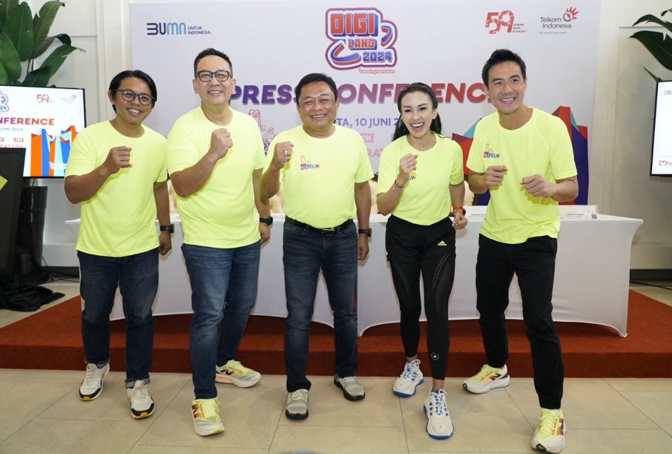 DIGILAND RUN 2024 -- Direktur Utama Telkom Indonesia, Ririek Adriansyah (tengah), SVP Corporate Communication & Investor Relation Telkom, Ahmad Reza (dua dari kiri), Brand Ambassador Digiland Run 2024, Daniel Mananta (kanan) dan Melanie Putria (dua dari kanan), serta Director D&D Sport, Dardityo Santoso (kiri) saat acara press conference Digiland Run 2024 di Jakarta, Senin (10/6).