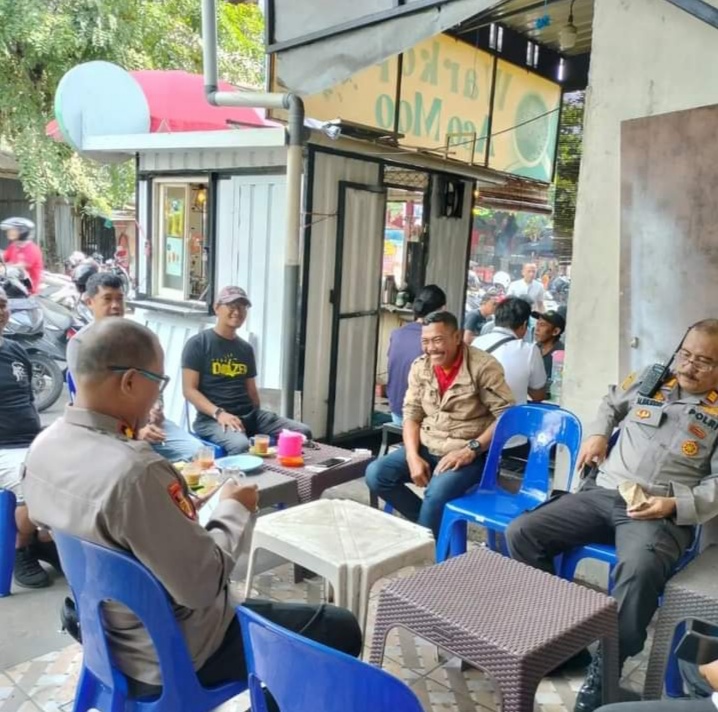 KAMTIBMAS -- Kapolsek Bontoala bersama jajarannya melaksanakan tatap muka di salah satu warkop di Jalan Tinumbu, Makassar.