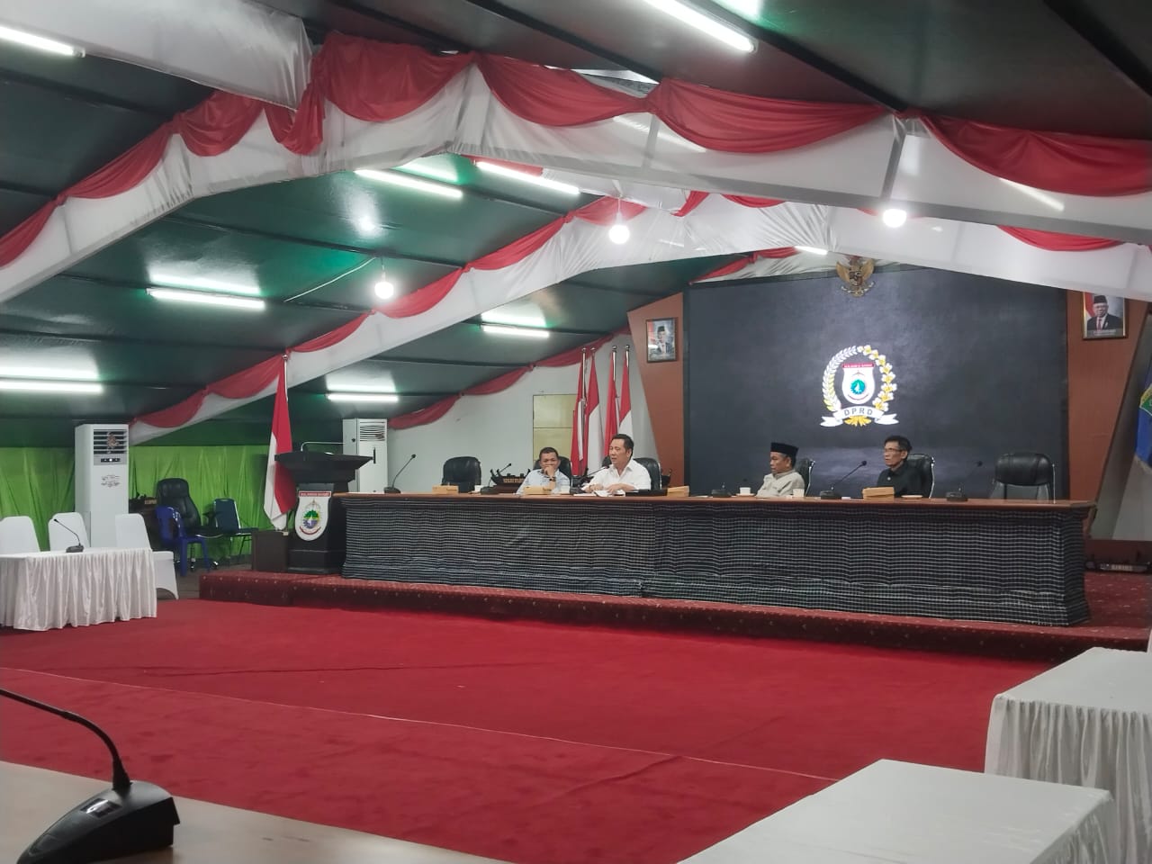 PIMPIN -- Ketua Pansus, Muslim Fattah didampingi anggota Pansus lainnya, masing-masing Rayu, Bonggalangi, dan Hatta Kainang, memimpim rapat Pansus RTRW. 