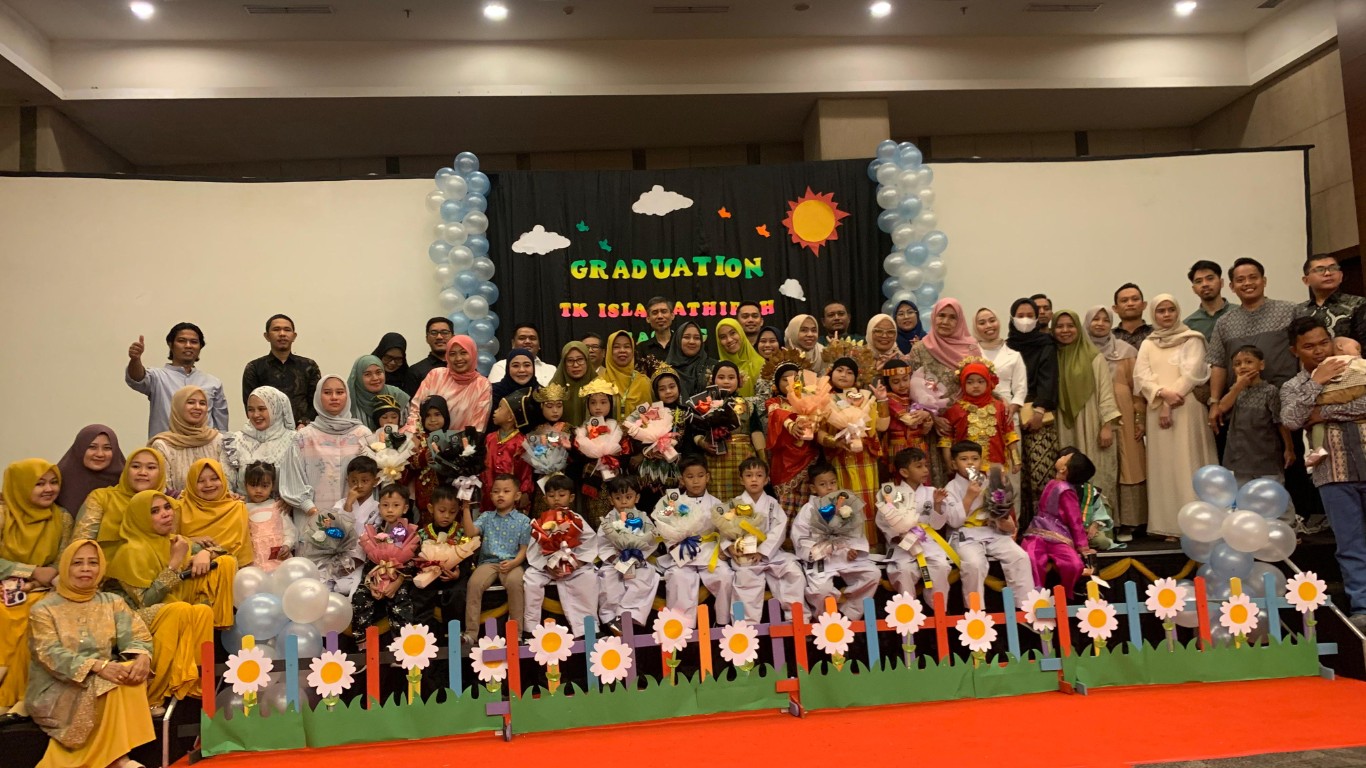 PENAMATAN -- Suasana penamatan TK Islam Athirah Racing Centre yang ditutup dengan acara foto bersama anak didik, orangtua, guru, dan kepala sekolah.