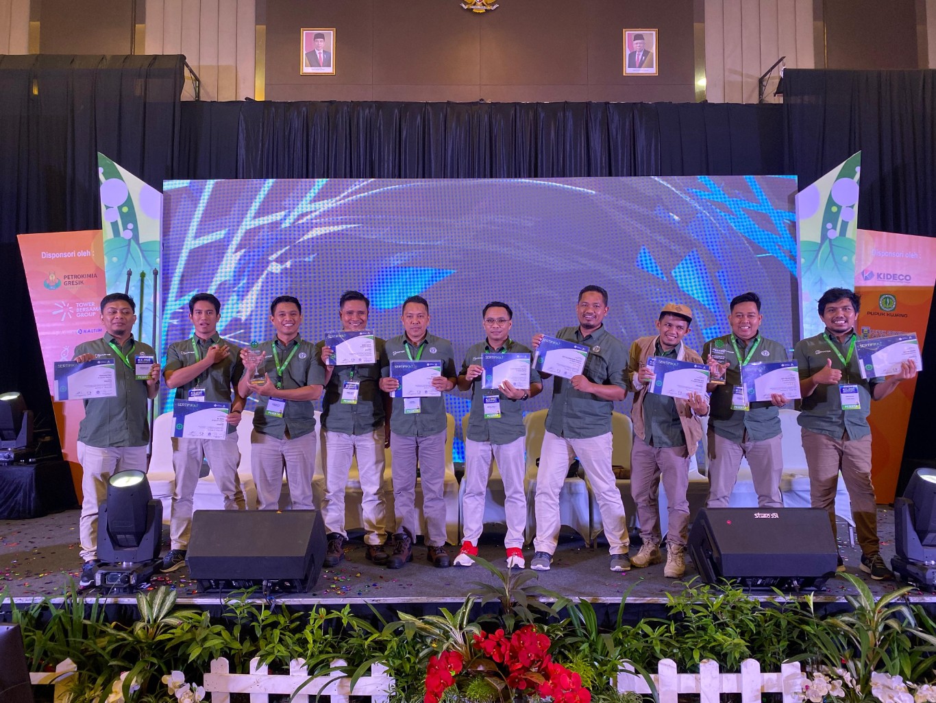 BINTANG 4 -- Dua tim PT Semen Tonasa QCP CLEANCHEM-PROJECT dan QCP GO BEYOND dengan senyum bahagia setelah kedua tim ini berhasil meraih Bintang 4 pada ajang Inovasi K3 Nasional atau ICC-OSH.