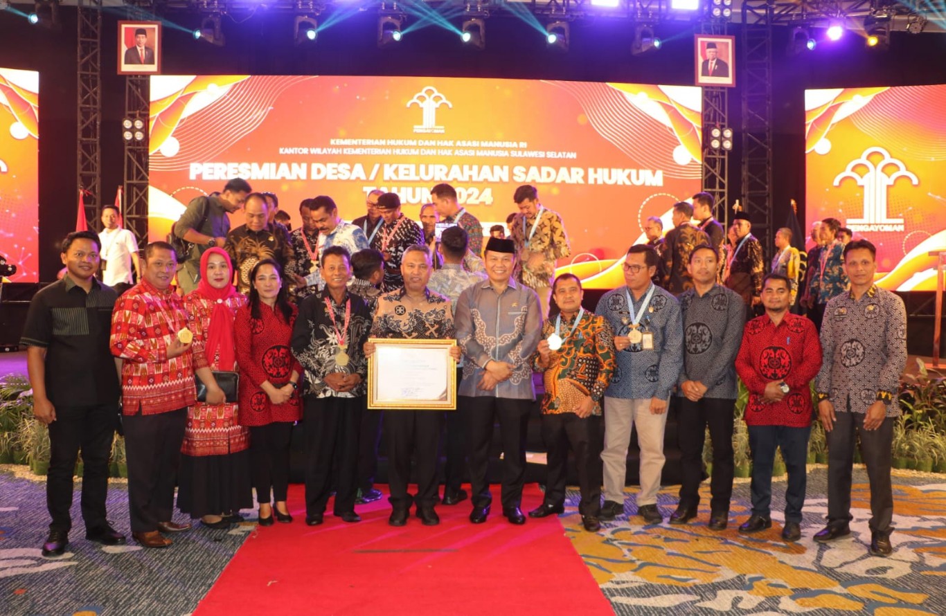 PENGHARGAAN -- Bupati Luwu Timur, H Budiman foto bersama usai menerima penghargaan dari pemerintah pusat. Kali ini Bupati menerima apresiasi penghargaan dari Kementerian Hukum dan HAM RI berupa penghargaan Anubhawa Sasana Desa.