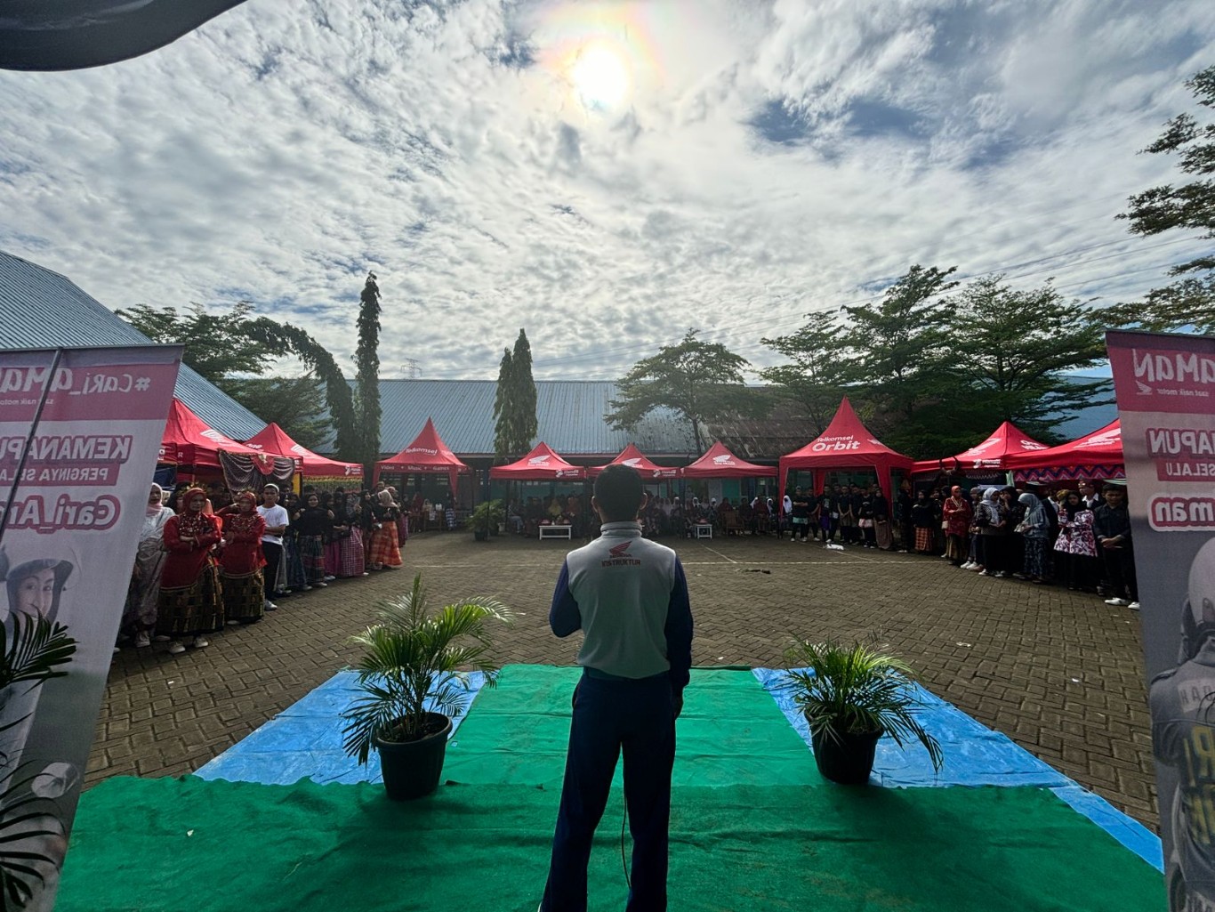 #CARI_AMAN -- Instruktur Safety Riding Astra Motor Sulsel, Wanny, sedang memberi arahan mengenai bagaimana #Cari_Aman saat berkendara di jalan raya.