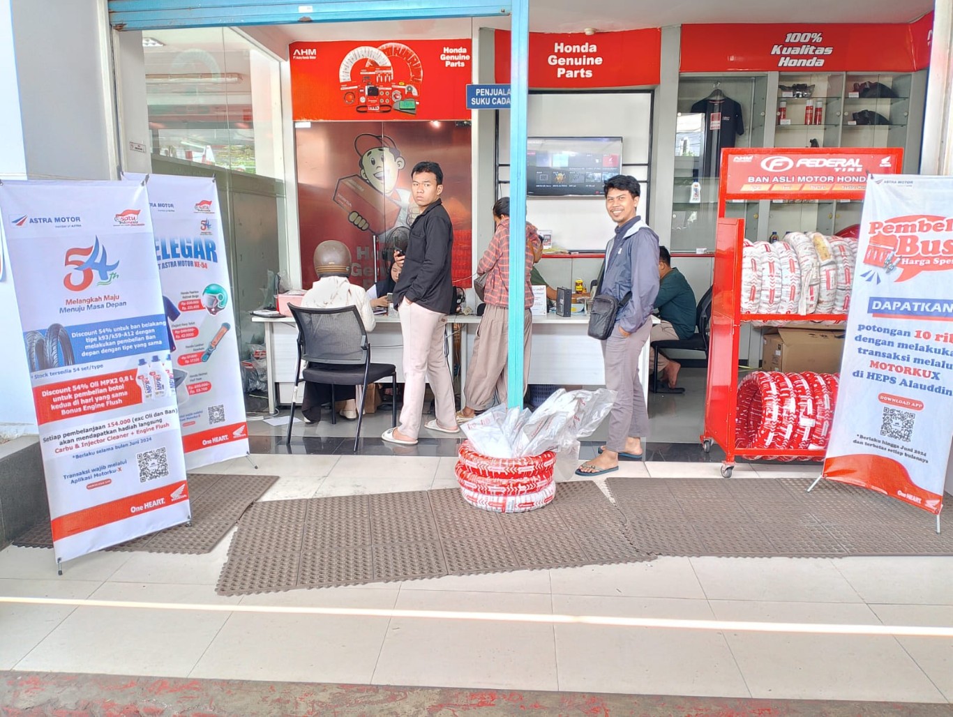 PROMO -- Konsumen sepeda motor Honda tampak begitu antusias memanfatkan beragam promo yang ditawarkan Astra Motor dalam rangka merayakan ulang tahunnya yang ke-54 tahun.