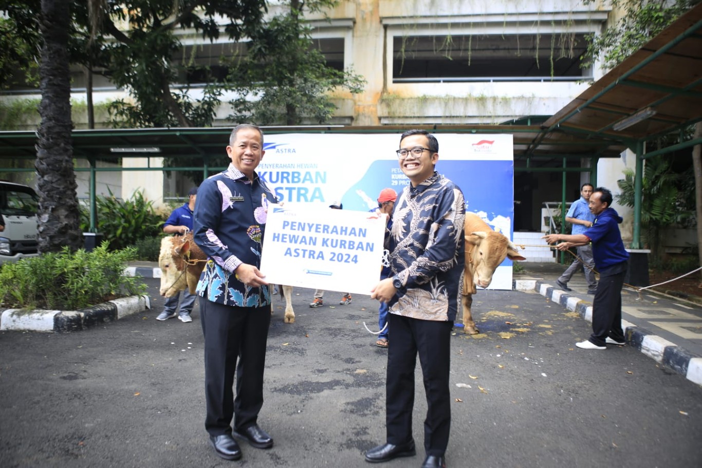 PENYERAHAN -- Seremoni penyerahan hewan kurban dari Head of Social Engagement and CSR PT Astra International Tbk, Triyanto (kanan) kepada Wali Kota Jakarta Utara, Ali Maulana Hakim, di kantor wali kota Jakarta Utara, Kamis (13/6). 