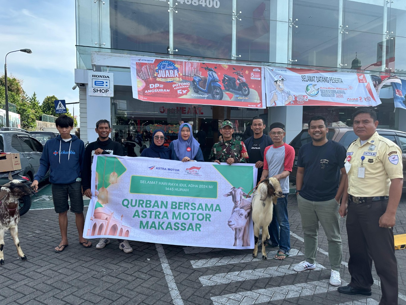 HEWAN KURBAN -- Penyerahan hewan kurban dari Astra Motor Sulsel kepada perwakilan warga Mangasa di kantor Astra Motor Sulsel, Jalan Sultan Alauddin, Makassar.