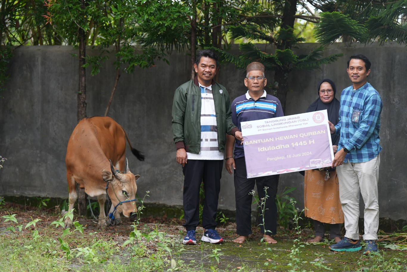 HEWAN KURBAN -- Penyerahan hewan kurban dari PT Semen Tonada ke 11 desa dan kelurahan, di wilayah Packing Plant, serta masyarakat di Ring 2 dan Ring 3.