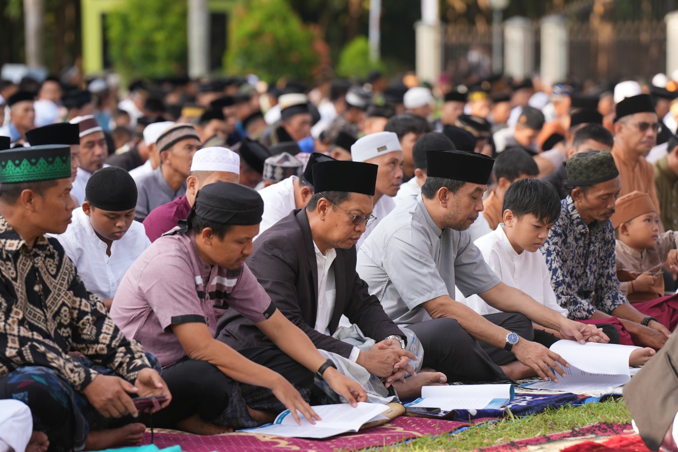 SALAT ID -- Direktur Utama PT Semen Tonasa, Asruddin, dengan khusyu mengikuti pelaksanaan salat Iduladha bersama warga di sekitar kantor pusat PT Semen Tonasa, di Kabupaten Pangkep.