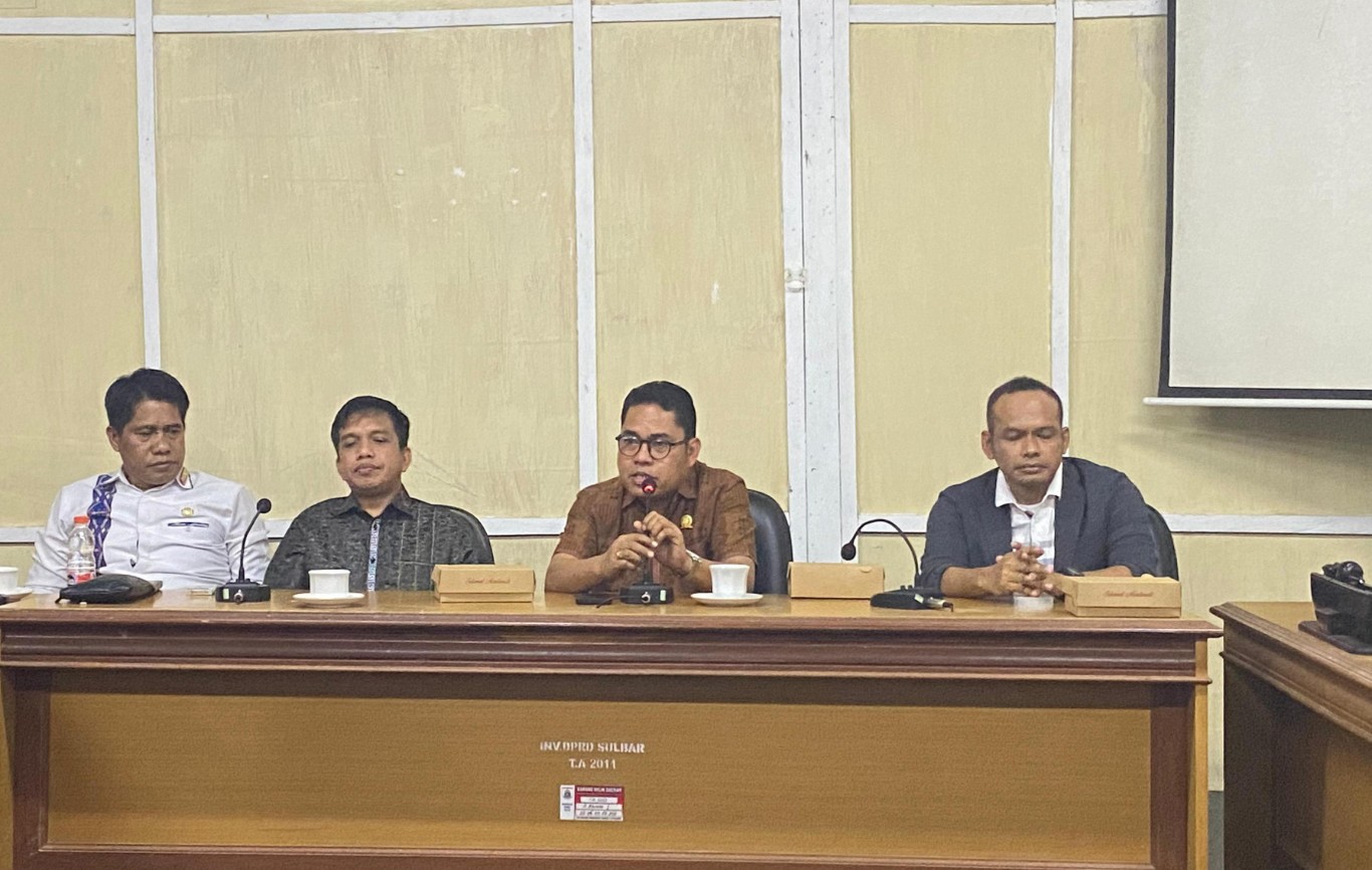 KUNJUNGAN KERJA -- Suasana dialog antara anggota Banggar DPRD Polman dengan Banggar DPRD Sulbar yang sedang melakukan kunjungan kerja. Rombongan anggota DPRD Polman diterima langsung Wakil Ketua DPRD Sulbar, Abdul Rahim dan Abdul Halim.