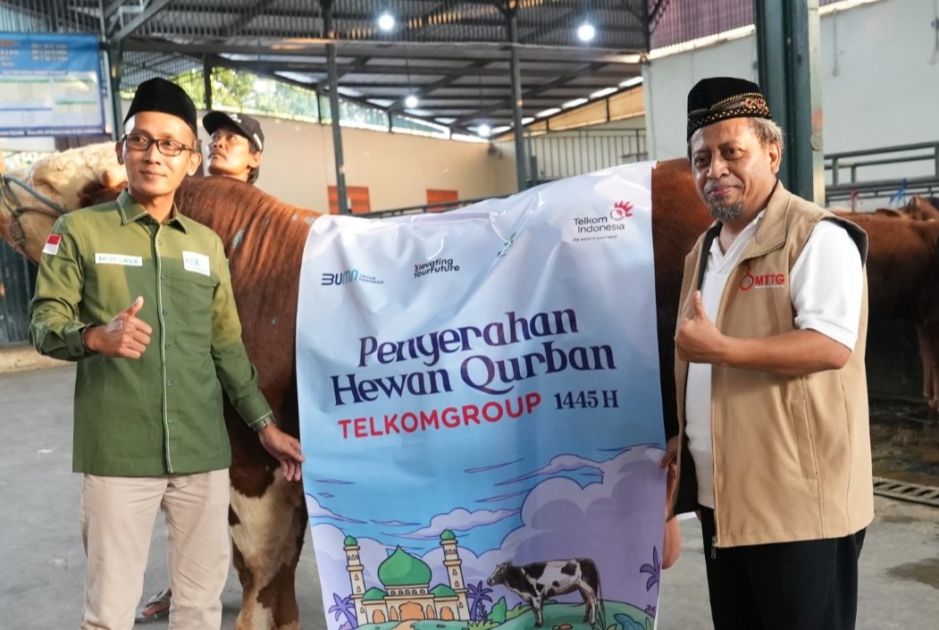 MENYERAHKAN KURBAN -- Ketua Umum Majelis Taklim TelkomGroup (MTTG) Pusat, Agus Riyono (kanan) menyerahkan hewan kurban secara simbolis kepada Sekretaris LazisNU Pusat, Moesava di Jakarta, Sabtu (15/6).