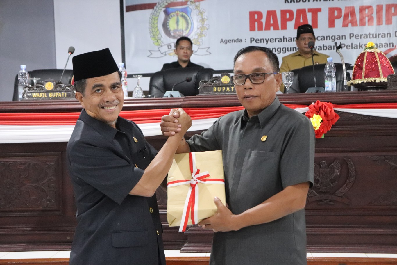 Wabup Selayar Menyerahkan Ranperda Pertanggungjawaban APBD 2023