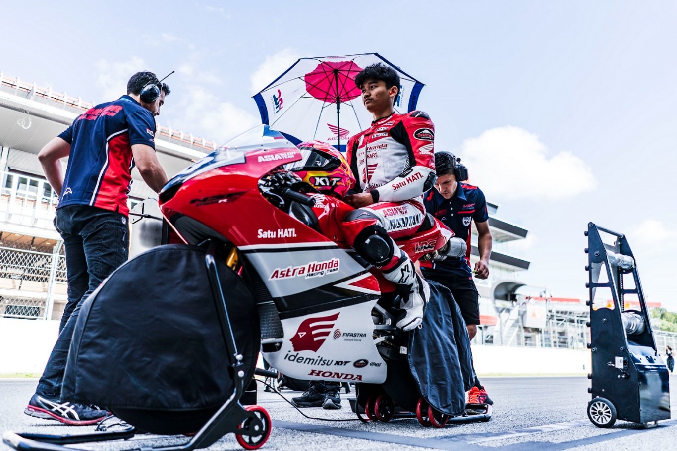 PERSIAPAN -- Arbi, pebalap andalan AHM sedang melakukan persiapan bersama motor Honda jagoannya sebelum memulai balapan.