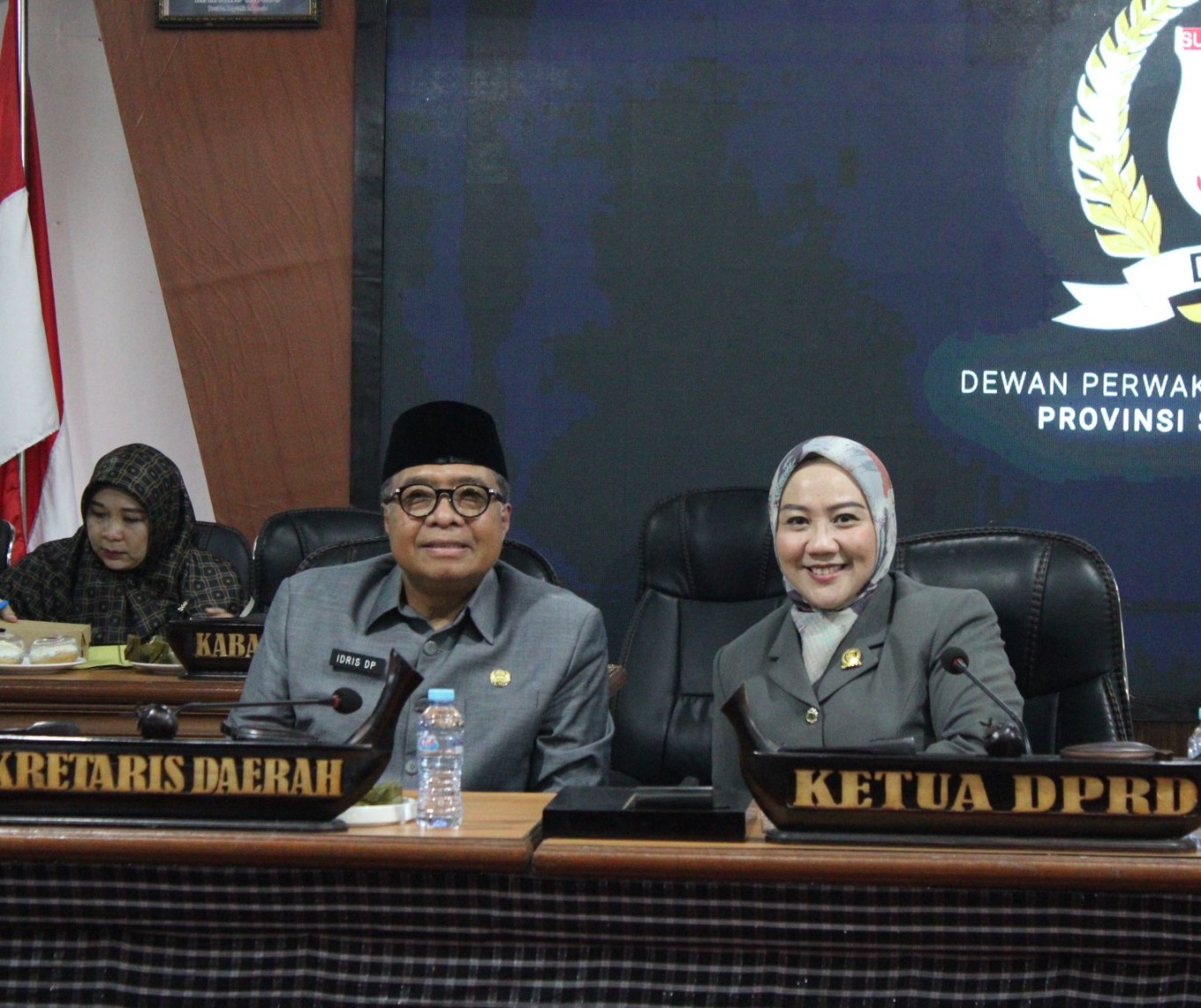 PIMPIN RAPAT -- Ketua DPRD Sulbar, Hj Sitti Suraidah Suhardi didampingi Sekprov Sulbar, M Idris, memimpin rapat paripurna Penyerahan dan Penjelasan Gubernur Sulawesi Barat terhadap Ranperda Tentang Pertanggungjawaban Pelaksanaan APBD Provinsi Sulawesi Barat Tahun Anggaran 2023.