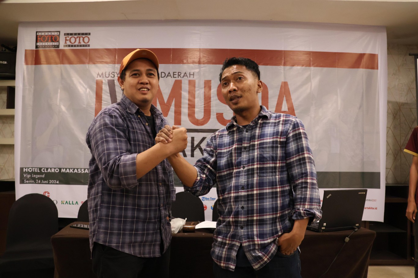 TERPILIH AKLAMASI -- Iqbal Lubis (kanan) dan Sanovra Junior salam komando usai keduanya terpilih secara aklamasi sebagai ketua dan sekretaris PFI Makassar periode 2024-2027.