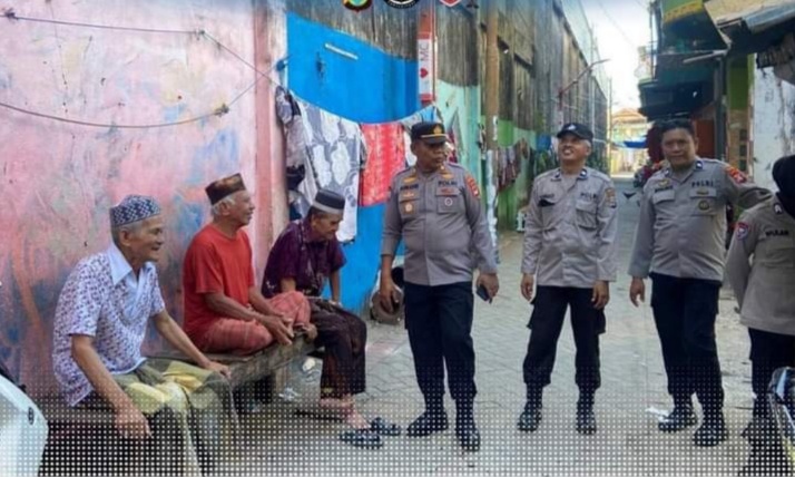 IST KAMTIBMAS -- Personel Bhabinkamtibmas Polres Pelabuhan Makassar melaksanakam sosialisasi gangguan Kamtibmas.
