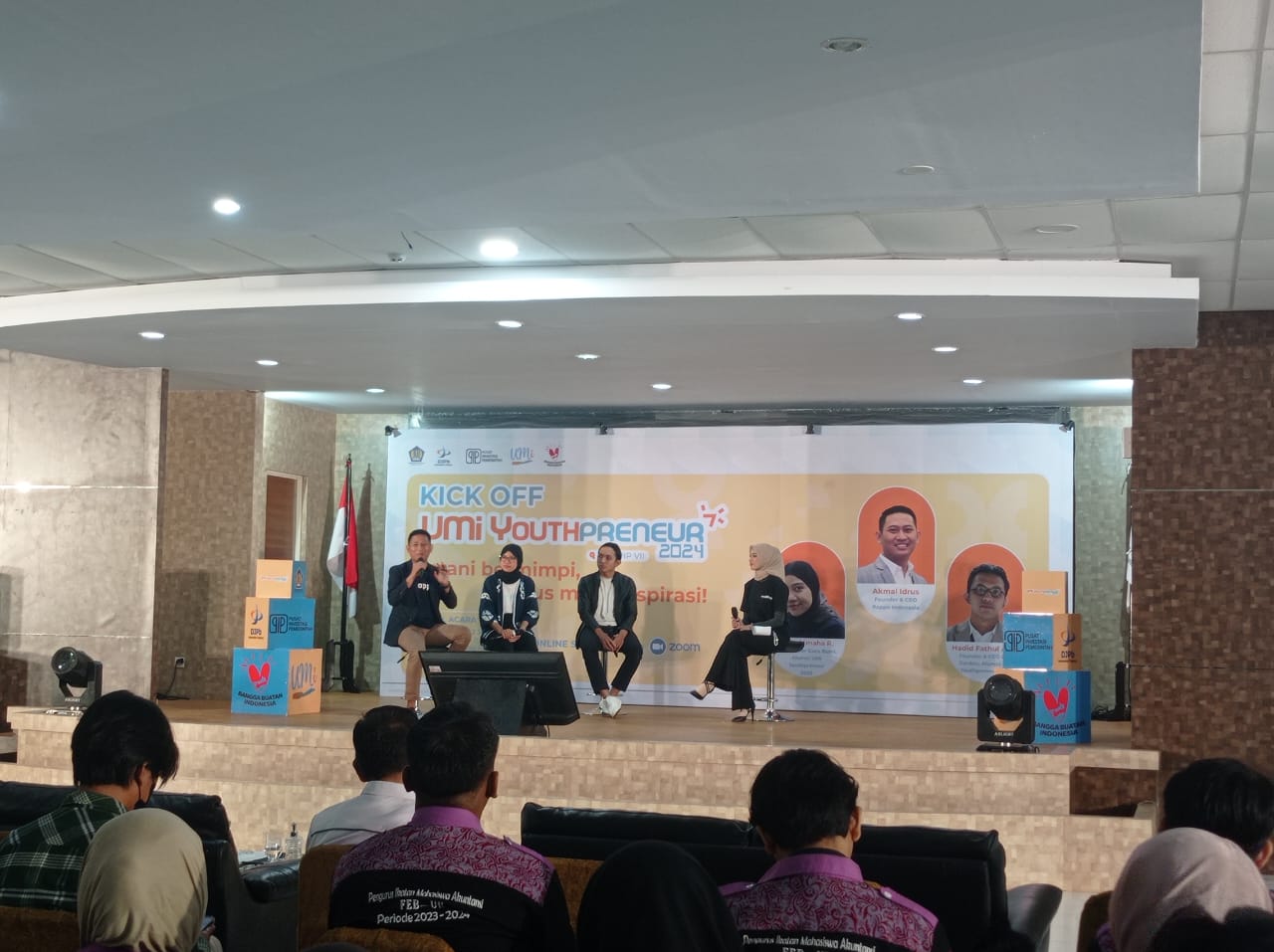 KICK OFF -- Suasana kick off UMi Youthpreneur 2024 yang ditandai pelaksanaan talkshow dengan menghadirkan tiga pembicara, masing-masing Hadid Fathul Alam (Founder & CEO Oke Garden), Ulfia Atmaha (Co-Founder Guru Bumi) selaku Alumni UMi Youthpreneur dan Akmal Idrus (Founder & CEO Rappo Indonesia).