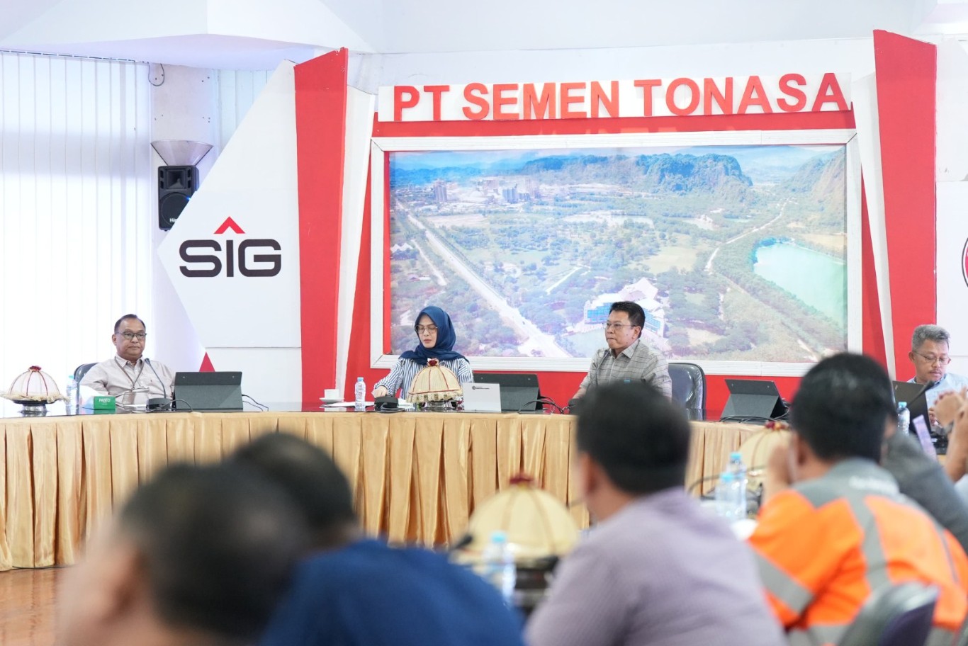 KUNJUNGAN KERJA -- Direktur Operasi PT Semen Tonasa, Mochamad Alfin Zaini, didampingi Ketua Komisi D DPRD Sulsel, Rachmatika Dewi Yustitia Iqbal memberikan sambutan saat menerima rombongan Komisi D DPRD Sulsel di Ruang Rapat lantai 6 Kantor Pusat PT Semen Tonasa.