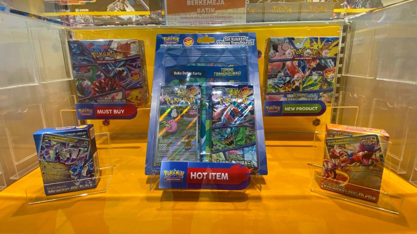 KARTU KOLEKSI -- Pokémon Game Kartu Koleksi 'Topeng Transfigurasi' menghadirkan set kolektor hingga Tiktok Challenge bersama JKT 48  