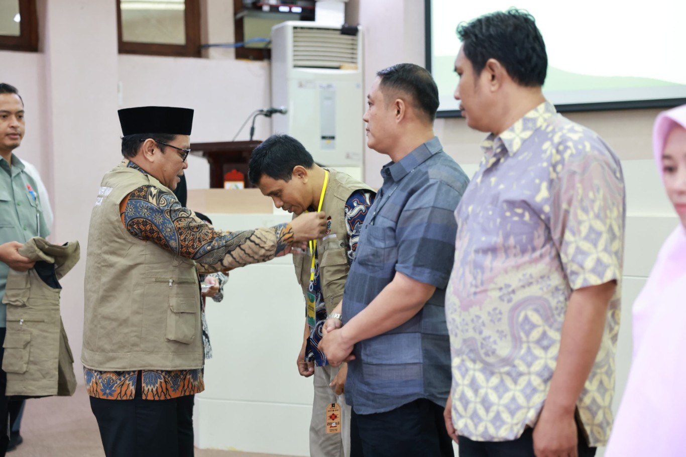 ist LEPAS--Asisten II Bidang Perekonomian dan Pembangunan kota Makassar, Fathur Rahim secara resmi melepas 100 orang Tim Pemeriksaan Kesehatan Hewan Kurban 1445 H/2024.