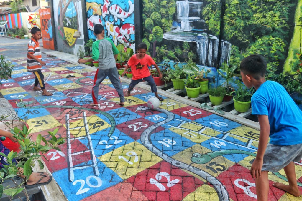 ist TERBAHAGIA--Kota Makassar lagi-lagi menorehkan prestasi gemilang karena menjadi satu-satunya kota di Indonesia yang masuk dalam Kota terbahagia di dunia.Tampak anak-anak lagi senang bermain ular tangga di dalam lorong wisata.