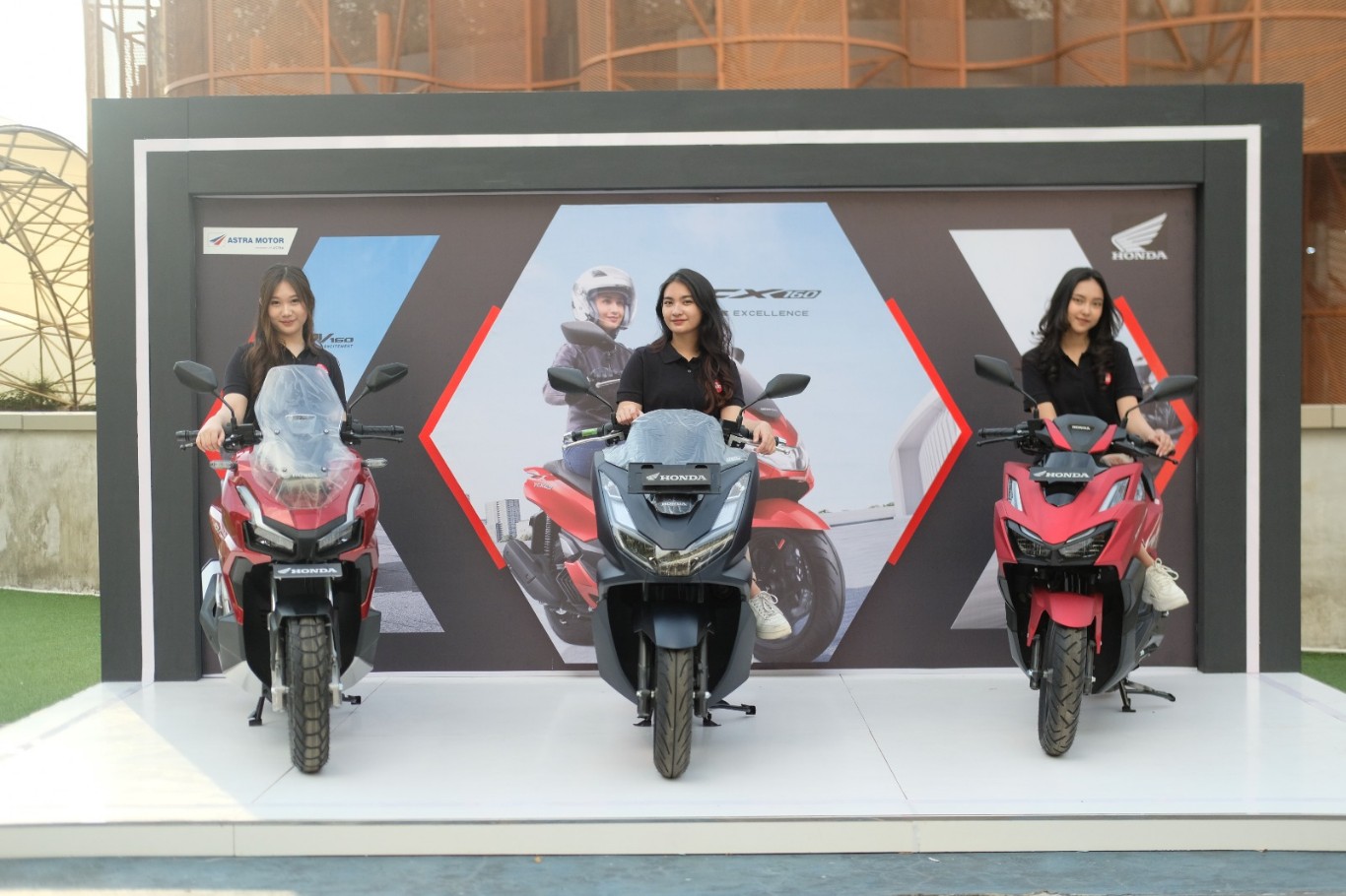 METIK PREMIUM -- Motor matic premium Honda yang hadir memeriahkan Local Brand Expo 2024. Tampilannya yang memukau telah menjadi daya tarik bagi pengunjung Jay & Joy Rooftop Nipah Park Makassar.