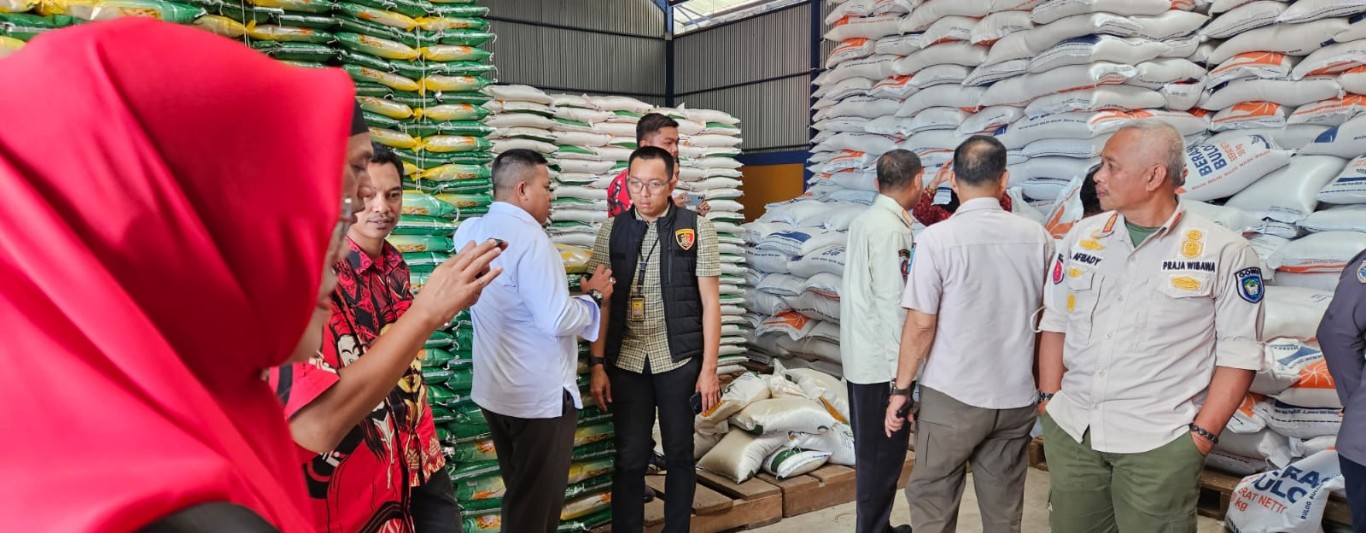 IST PANTAU -- TPID Gowa melakukan pemantauan harga dan stok bahan pokok di beberapa minimarket dan pasar jelang lebaran Iduladha atau lebaran haji.